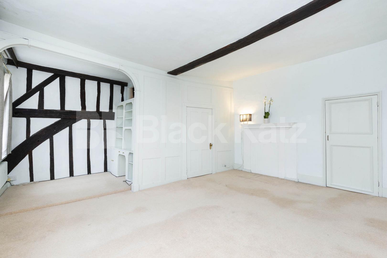 A elegant and historic 16th century detached house on an exclusive street   Totteridge Common, Highwood Hill